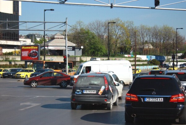 1-2. ul. Fr. Nansen / bul. Bulgaria - before pedesrian bridge NDK, McDonald's_towards bul. V.Levski, Kravay
