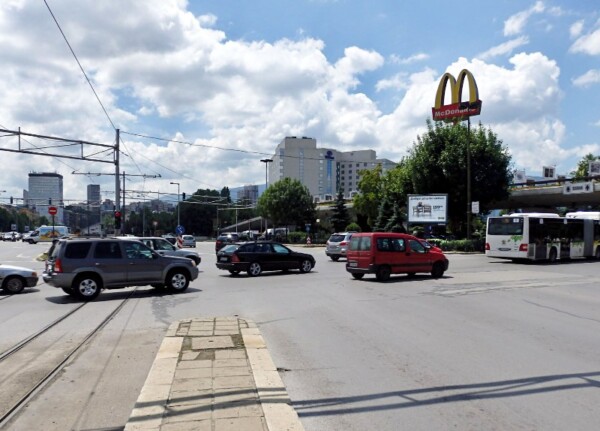 10. bul. Bulgaria / ul. Fr. Nansen - in front of McDonald's_towards hotel Hemus