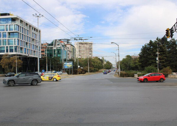 130. bul. Akad. Ivan Geshov / bul. Bulgaria - dividing strip towards Medical Academy