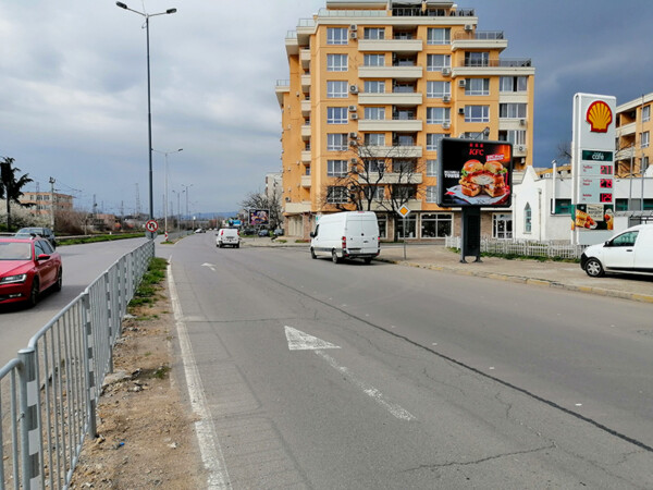 21-1. bul. Slavyanski / ul. Angel Kanchev - next to Shell_towards center