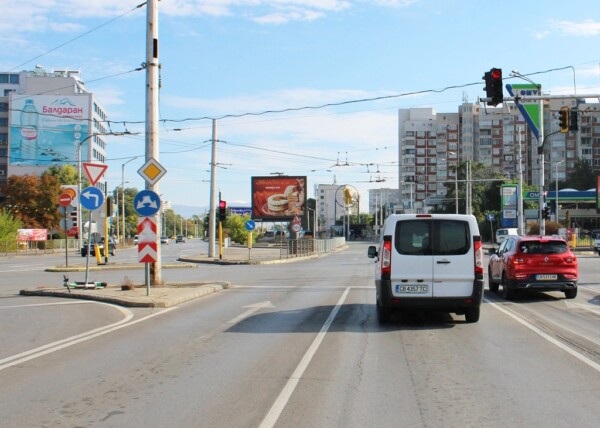 37. bul. Vladimir Vazov / ul. Cherkovna - in dividing strip - crossroad to Chavdar bridge, SHELL, OMV, BILLA