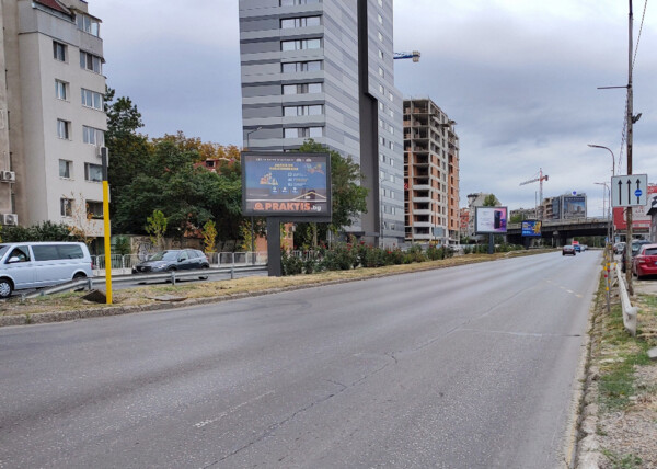 41. bul. Danail Nikolaev / bul. Evlogi Georgiev, against Teatralna Park Residence , in dividing strip -