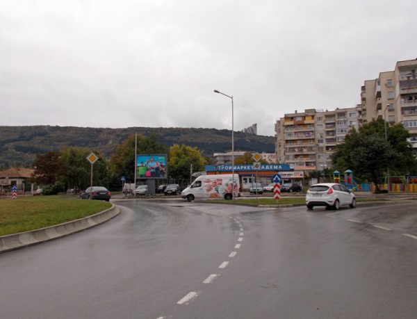 6. bul. Rishki prohod / bul. Vladaysko vastanie - circle crossroad