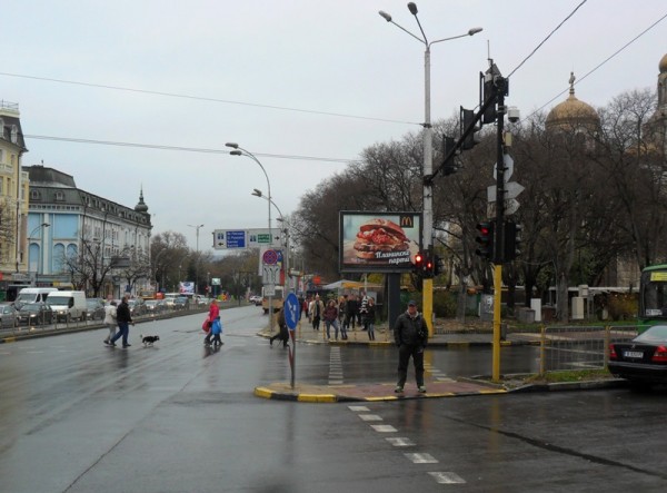 71-1. bul. Vladislav Varnenchik - in front of the Cathedral, towards Central Post office_towards center, the Cathedral