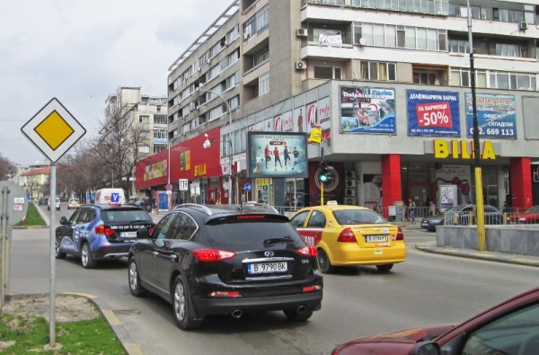 9-1. bul. Vladislav Varnenchik / ul. G.Benkovski - after the Cathedral, to BILLA_towards MALL Varna