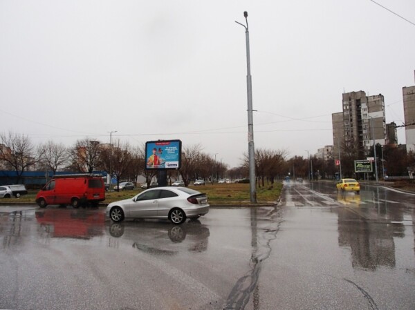9-2. bul. Osvobozhdenie / bul. S. Peterburg - circle crossroad in front of METRO, Galeria MALL_ towards g.k. Trakiya, МЕТRО