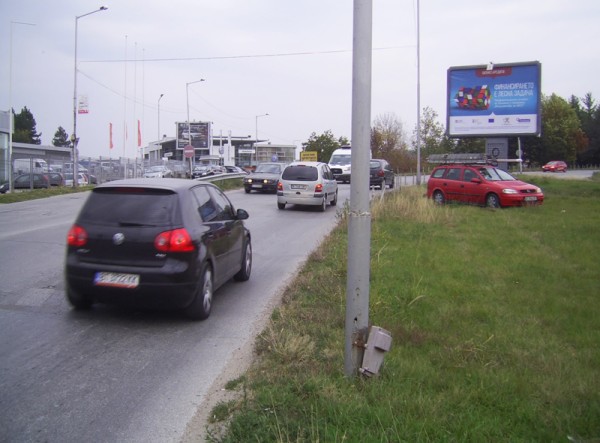 12-1. ul. 36-ta against Ford MOTO-PFOHE showroom, VW - before METRO_towards METRO