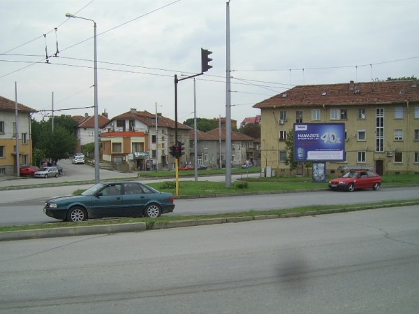 9-1. bul. Ruse / ul. G.Kochev - crossroad, dividing strip_towards center