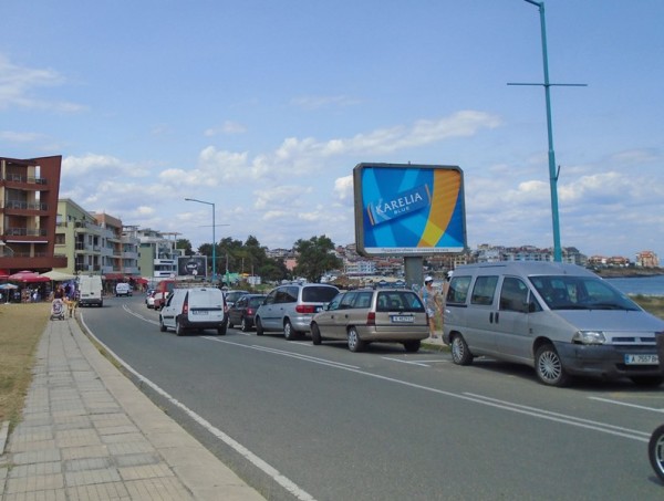 2-1. New Town – entrance from Dyuni_towards center