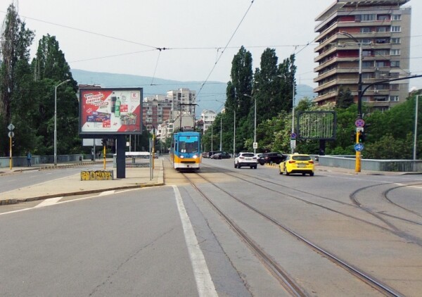 М-521-1. bul. Vitosha - bul. Bulgaria - the bridge, in a separating strip_towards Yuzhen park