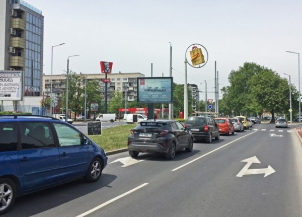 17-1. bul. 6-ti Septemvri / bul. Iztochen - in roundabout BILLA, in dividing strip_towards center, BILLA