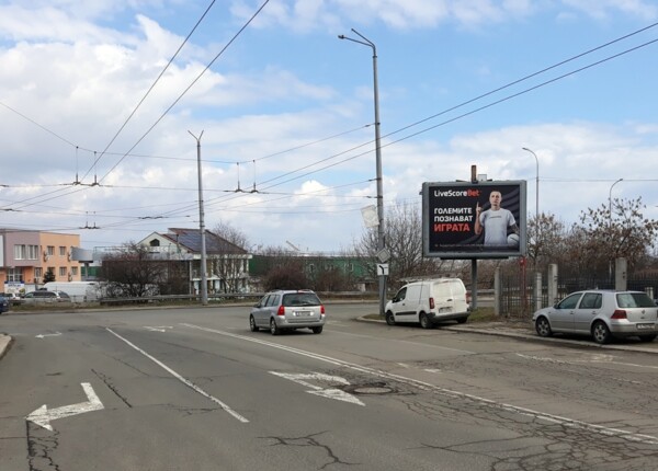 13. бул. Захари Стоянов / ул. Въстаническа - с/у бенз. Петрол - в разделителната ивица 