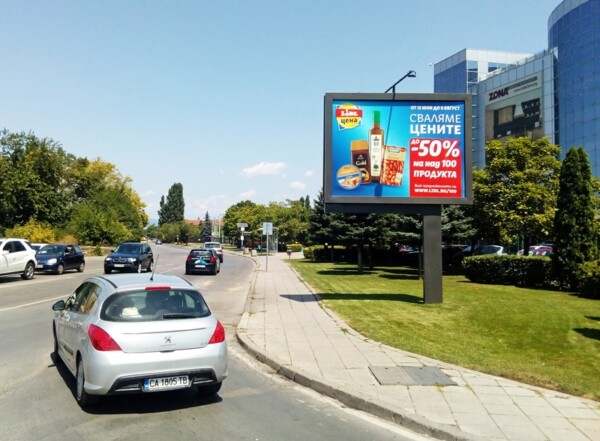 86-1. ul. Adam Mickiewicz / bul. Slivnitsa - ORION, in front of SHOWROOM ZONА_towards Nadezhda District
