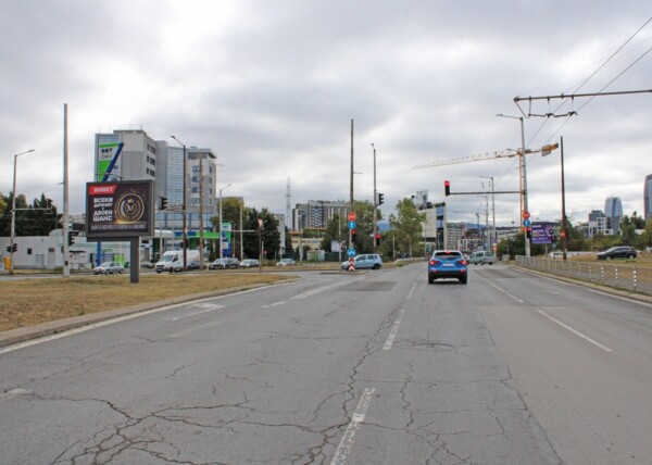 117. Druzhba - bul. Chr. Kolumb / bul. Tsv. Lazarov - clover crossroad opposite of OMV, sep. line -
