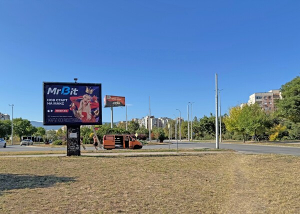 14. bul. Osvobozhdenie / ul. Shipka  - crossroad Kaufland, LIDL - dividing strip -