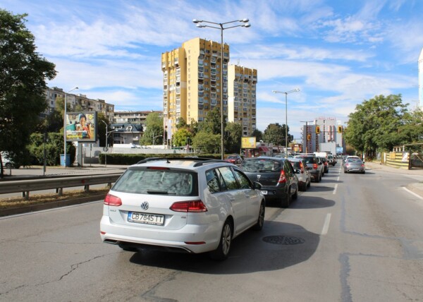 166. bul. Akad. Geshov - before bul. Tsar Boris ІІІ, in front of OMV -