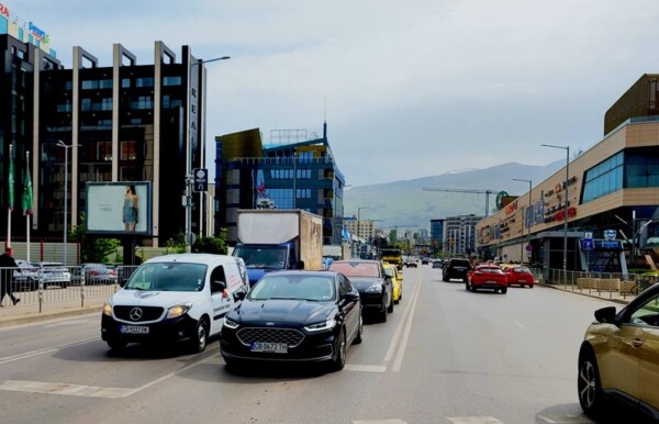 167. bul. Cherni Vrah / ul. Strebarna – opposite of Paradise Center MALL_towards BILLA, Paradise Center MALL -