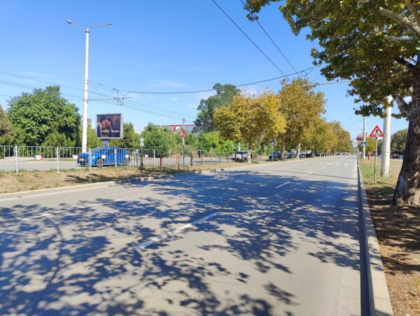19. бул. Липник - след Mall Russe, пред магазин Зора