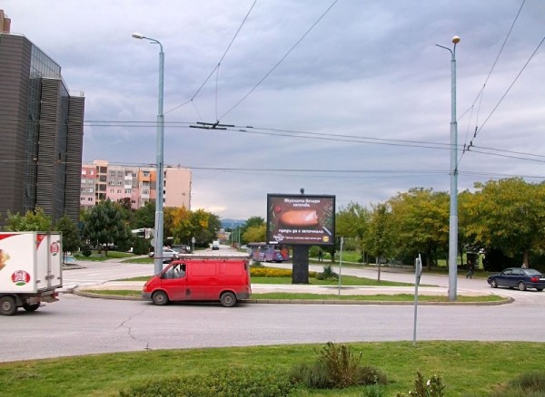 41-1. бул. Освобождение  ул. Борис І - в триъгълник_посока ж.к. Тракия, бул. Източен
