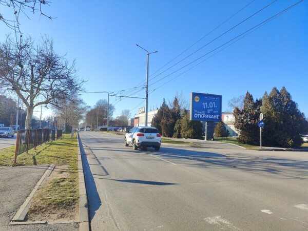 19-1. бул. Липник - след Mall Russe, пред магазин Зора_посока център, Kaufland