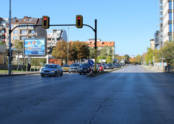 43. бул. Тодор Александров - кръстовище пазар Д. Петков, пред СИБанк -