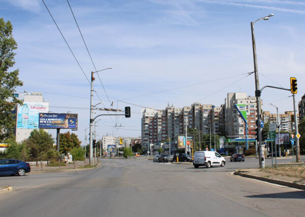MB 31. бул. Владимир Вазов / ул. Черковна - пред SHELL - моста Чавдар, срещу BILLA и OMV -
