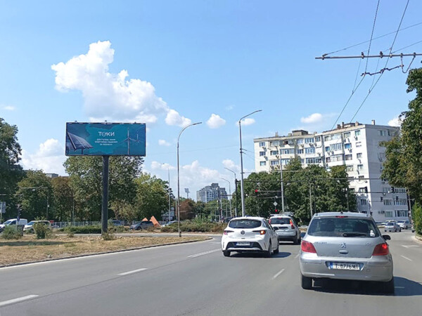 46a. бул. Васил Левски_бул. 8-ми Приморски полк - разделителна ивица_посока център